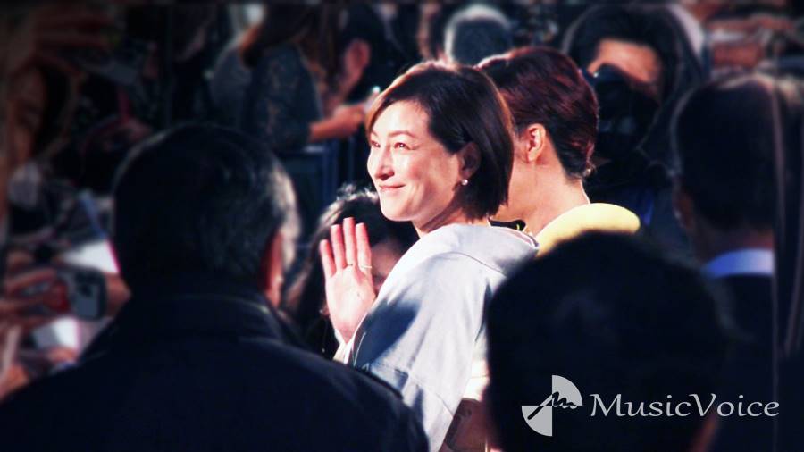 広末涼子、笑顔でファンサービス　和装姿でレッドカーペット