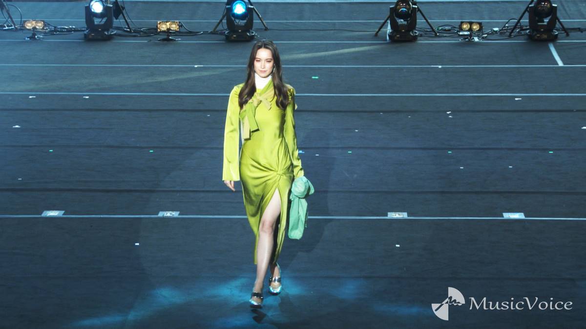 トラウデン直美、圧倒的美脚　“シャインマスカット”ドレスに「美味しそうでしょ！」