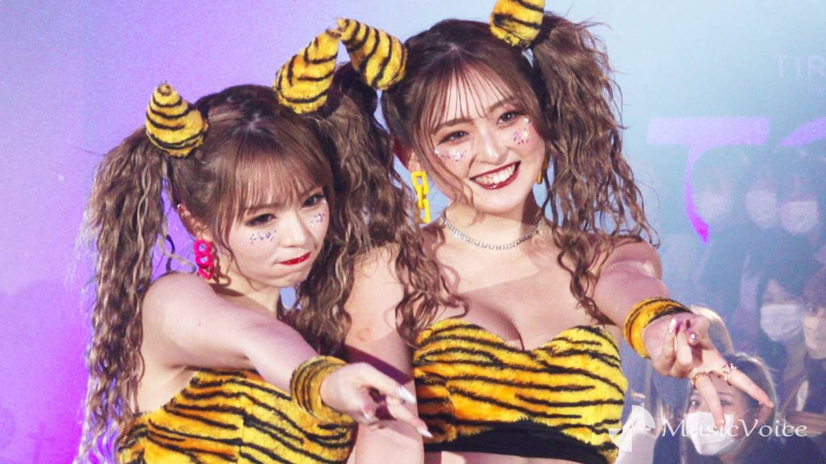 ゆいちゃみ＆ゆうちゃみ、ハロウィーン仮装　へそ出しセクシーな鬼に