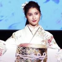 土屋太鳳、ポニーテール＆振袖姿でランウェイ「幸せな気持ち」
