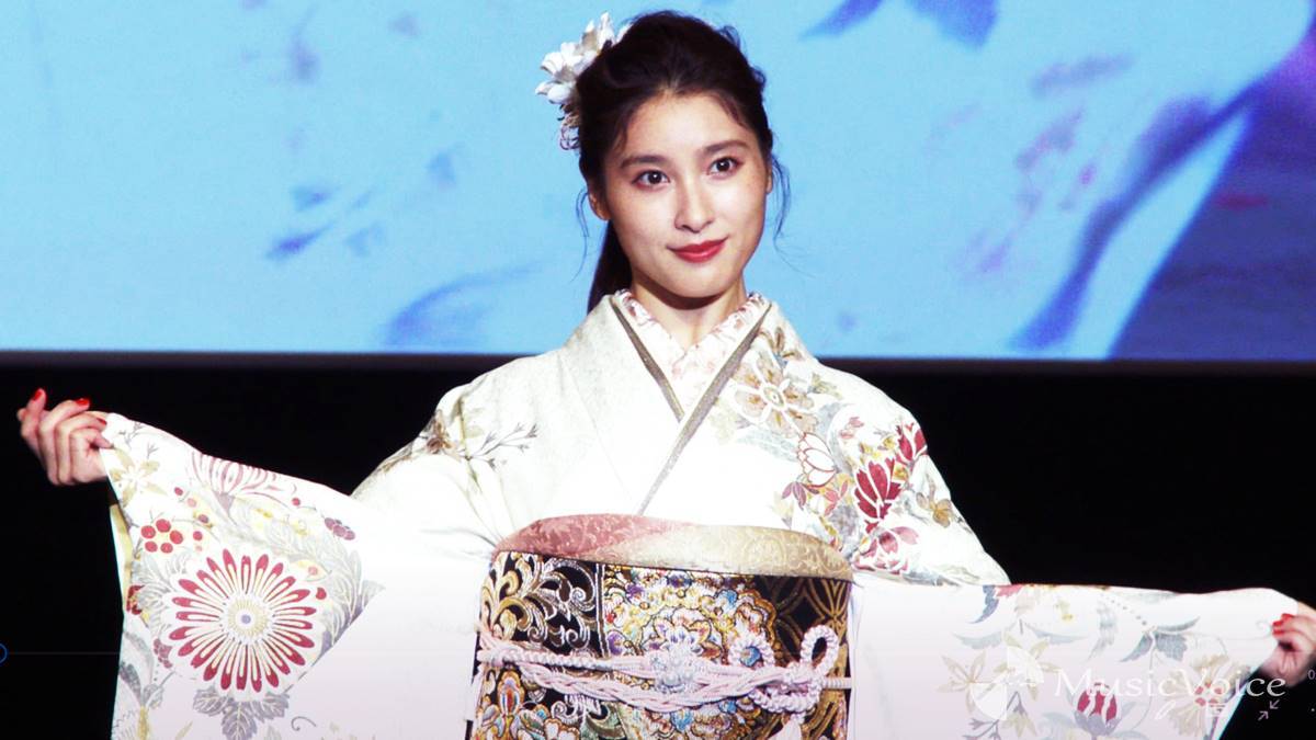 土屋太鳳、ポニーテール＆振袖姿でランウェイ「幸せな気持ち」