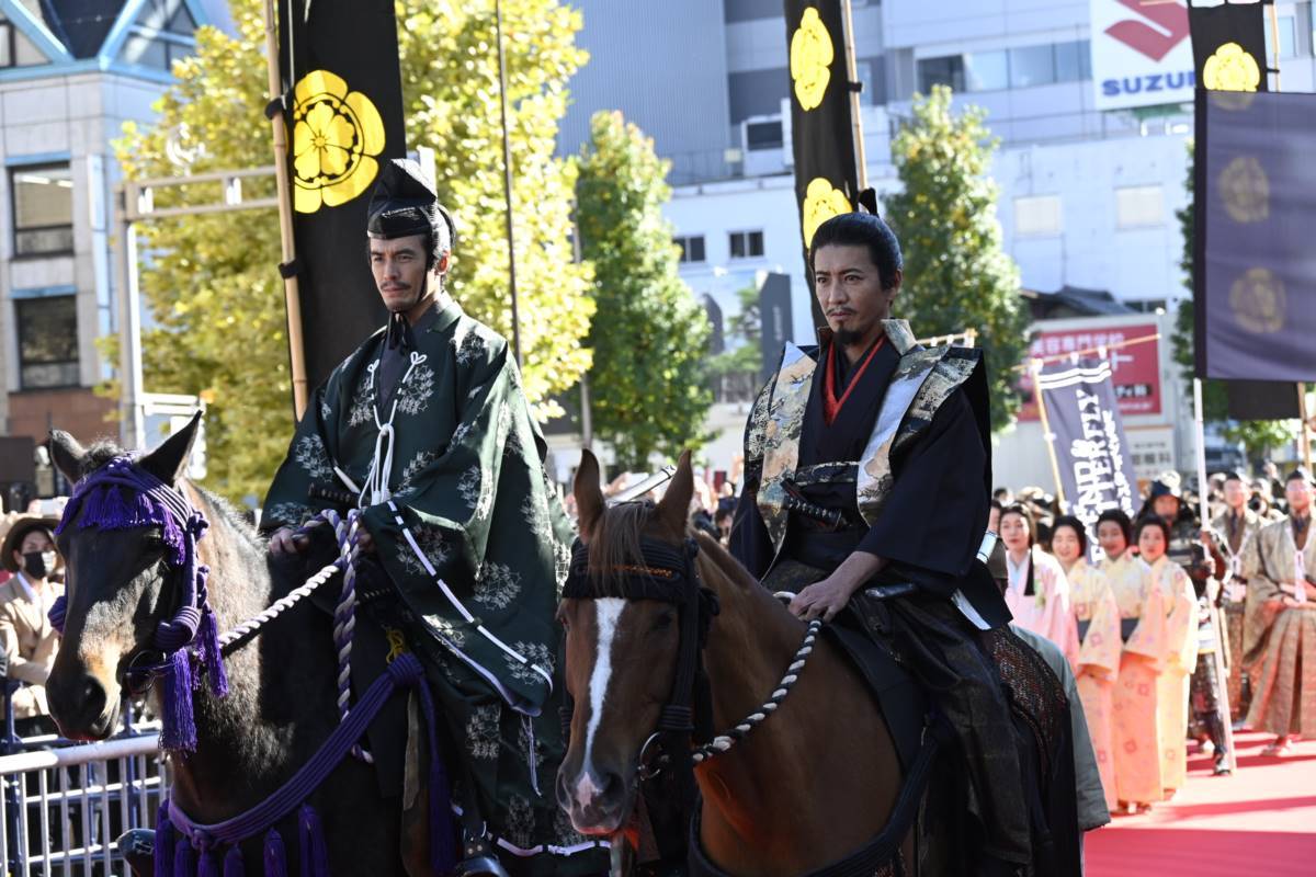 “信長”木村拓哉「皆の者、出陣じゃ！」“貞家”伊藤英明と騎馬武者行列