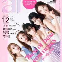 LE SSERAFIM『ar』初カバー、SAKURA「嬉しい！」　ツヤ肌メイクで唇に指を