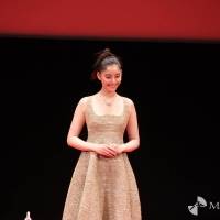 新木優子、ディオールのオートクチュールドレスをまとい笑顔「素敵」
