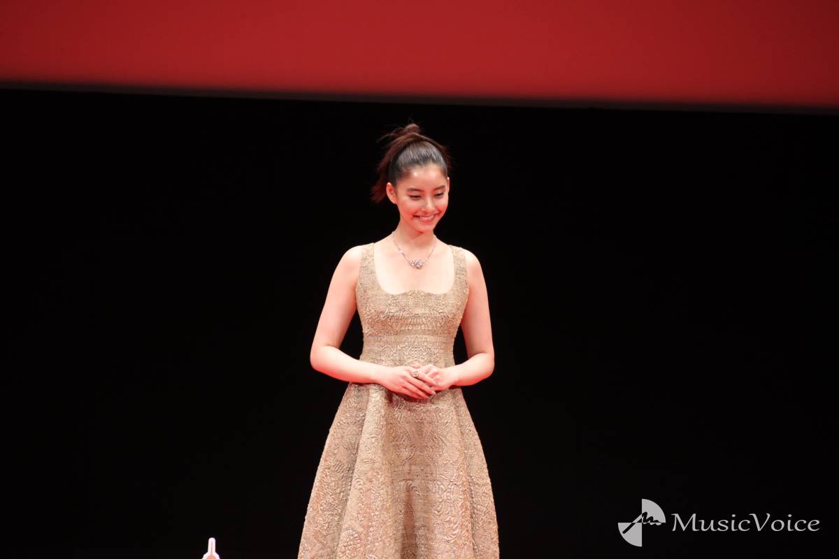 新木優子、ディオールのオートクチュールドレスをまとい笑顔「素敵」