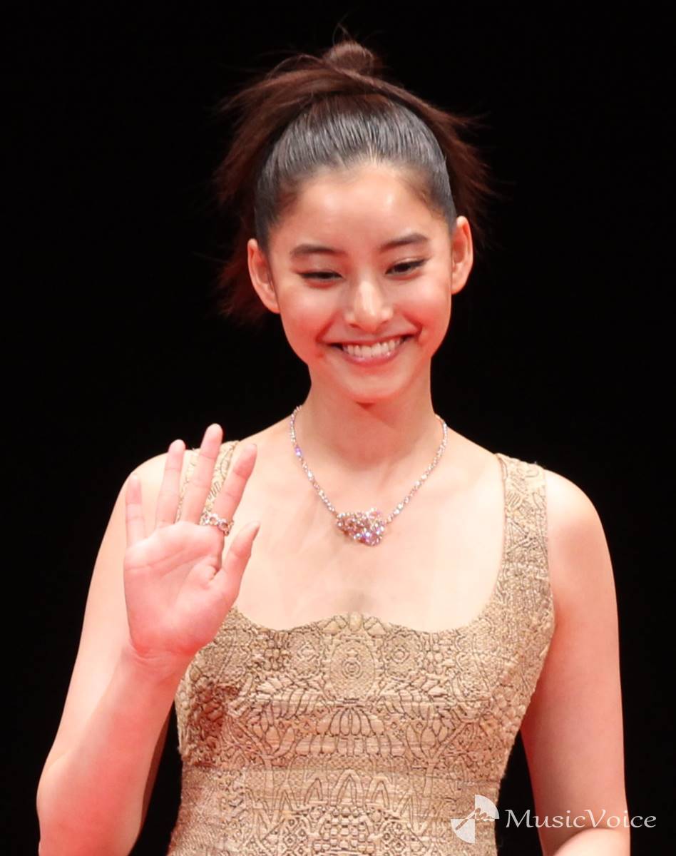 新木優子、胸元を大胆に　ディオールのドレスに笑顔「しっくり」