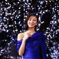 岡崎紗絵、美しいロングドレス姿　六本木ヒルズけやき坂イルミネーション点灯式