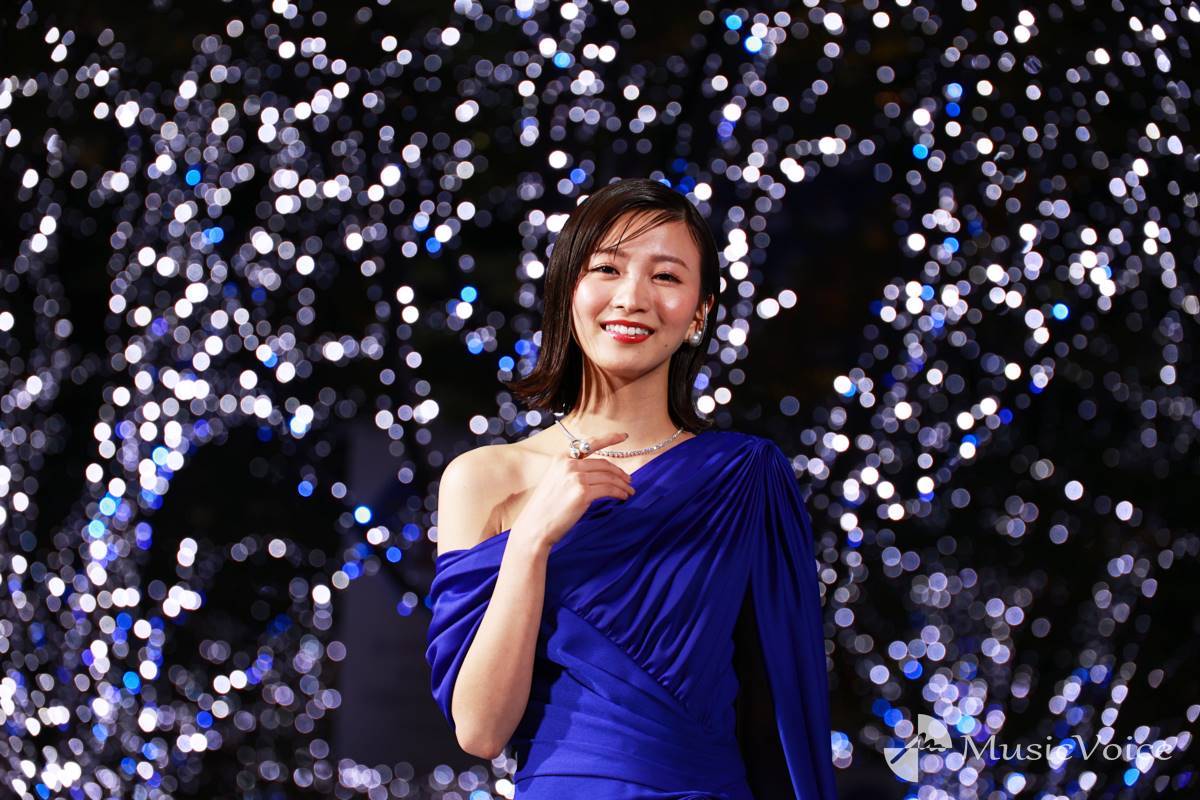 岡崎紗絵、美しいロングドレス姿　六本木ヒルズけやき坂イルミネーション点灯式