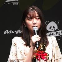 上白石萌歌、ぱっくり美背中「恐縮です」