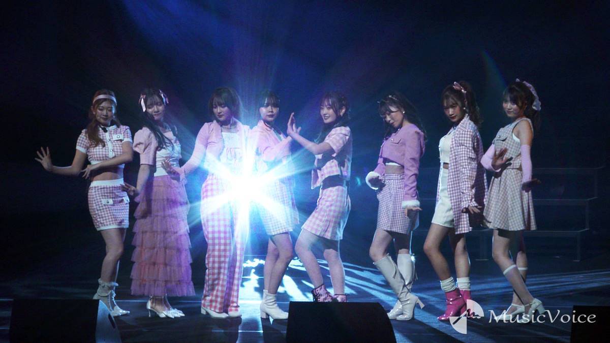 NAVIAR、ピンクの衣装でキュートにパフォーマンス