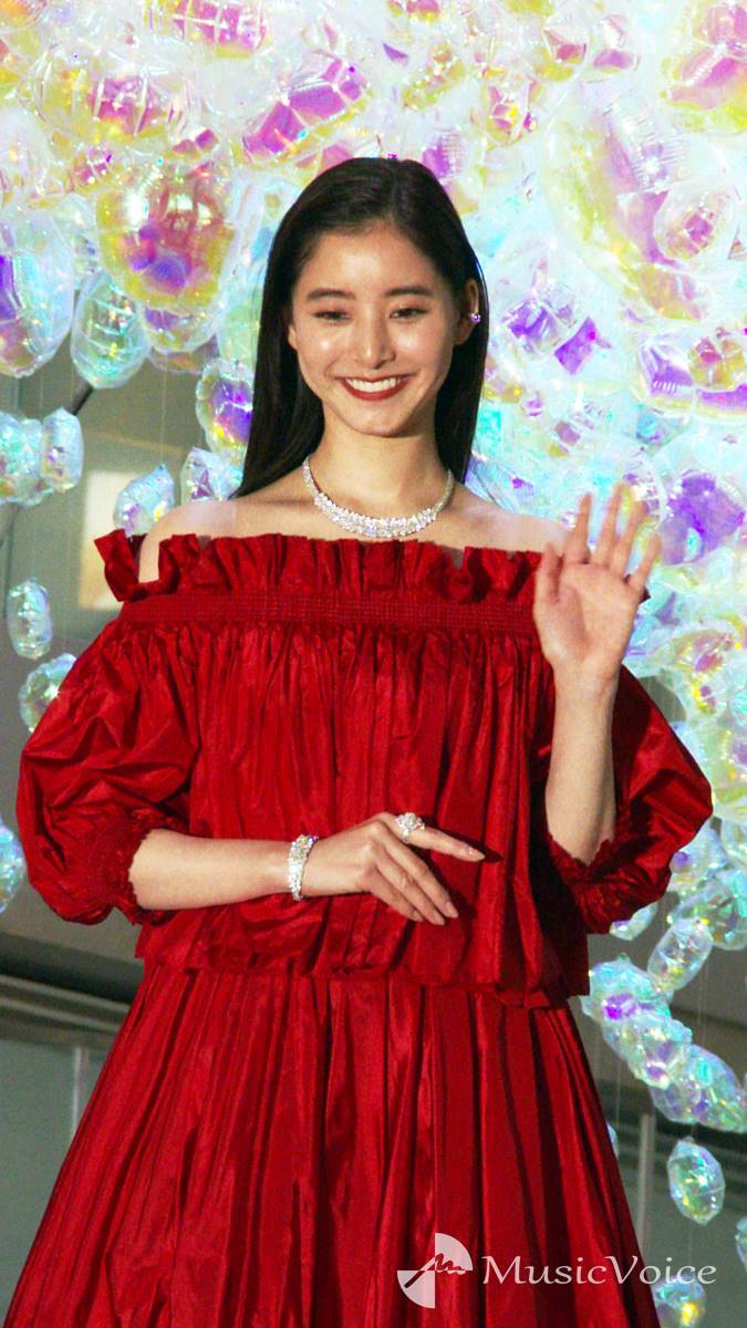 新木優子、真っ赤なドレスで点灯式
