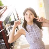 AKB48谷口めぐ、萌え袖の真っ白スウェットから美しい脚