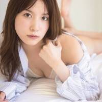 AKB48谷口めぐ、萌え袖の真っ白スウェットから美しい脚