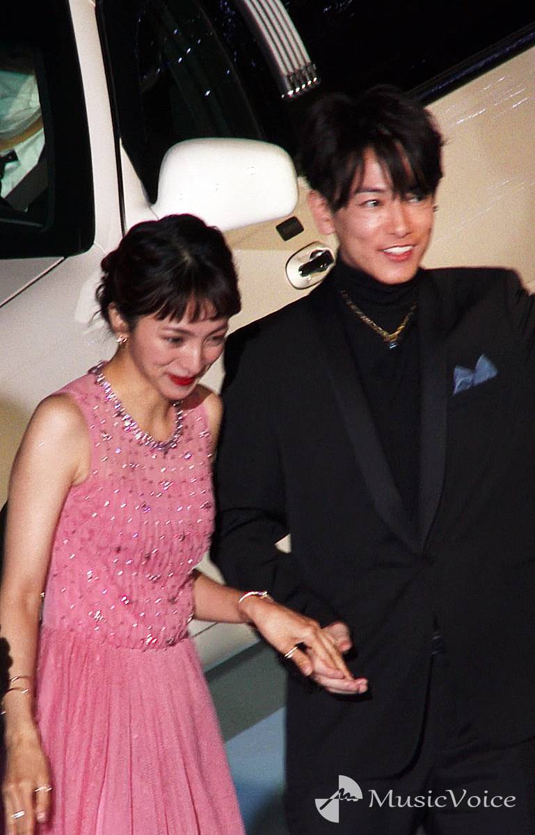 佐藤健、満島ひかりをエスコート！ブルーカーペット