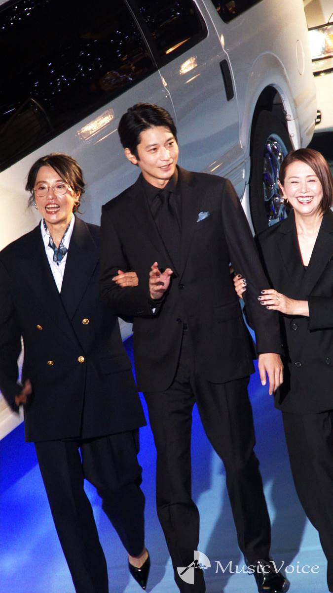 向井理、小泉今日子＆寒竹監督と腕を組み笑顔でブルーカーペット