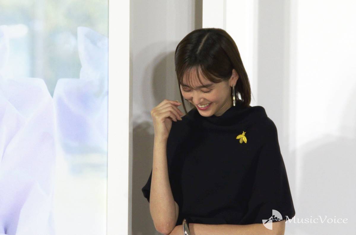 桐谷美玲、カメラマンの要望に照れる