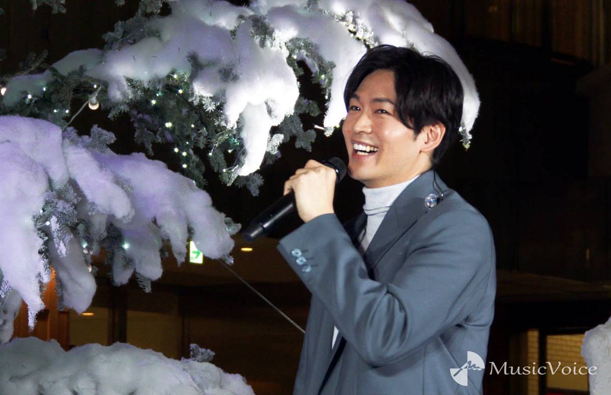 松下洸平、クリスマス点灯式で生歌唱「歌うのが楽しくてツリー見てなかった笑」