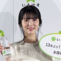 浜辺美波、キュートな笑顔でフォトセッション