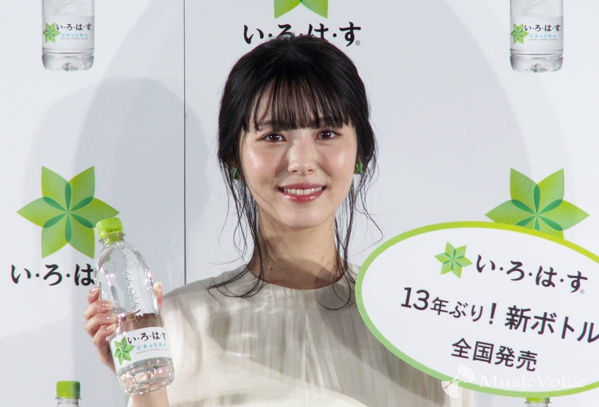 浜辺美波、キュートな笑顔でフォトセッション