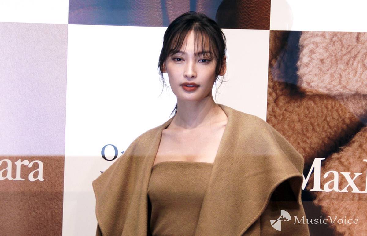 大政絢、オフショルダードレスで美デコルテ「肌触りが気持ち良くて優しく包まれる」