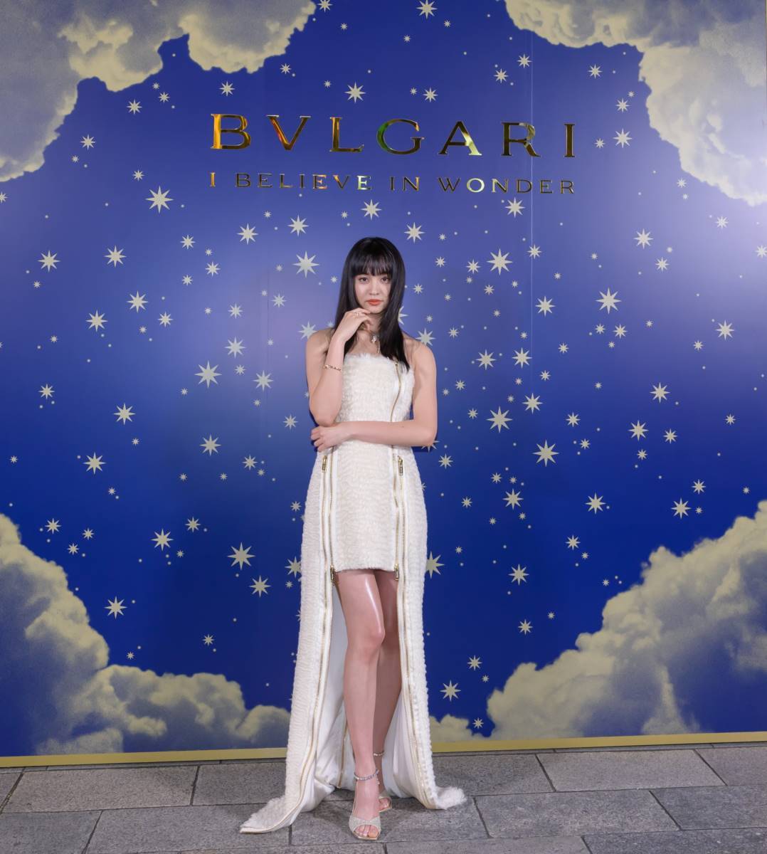 Koki,、ミニ丈ワンピで美脚　華やかなジュエリーを纏い点灯式