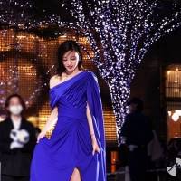 岡崎紗絵、大胆スリットドレスで美太もも露わ　六本木けやき坂に光を灯す