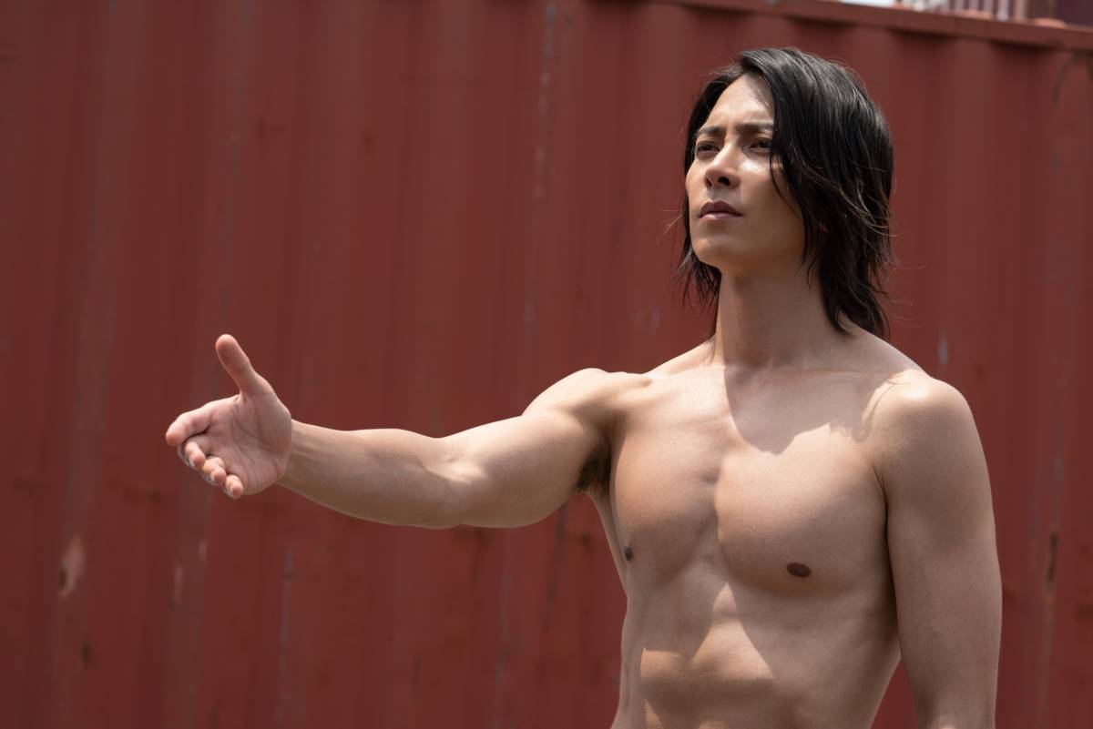 山下智久、強烈なカリスマ性と肉体美　『今際の国のアリス』シーズン２新場面写真
