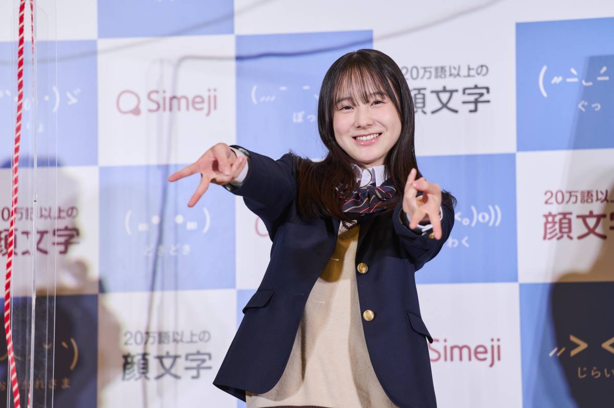 本田紗来、ルーズソックス履いた制服姿でギャルピース「かわいい!!」の声