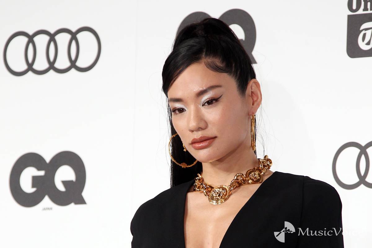 Awich「セクシー＆パワフル」な衣装で授賞式