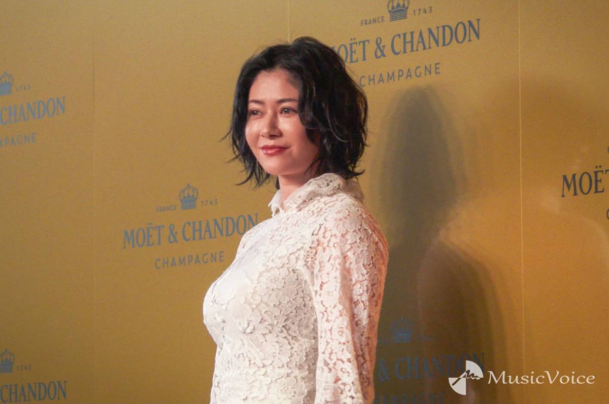 真木よう子、ボディラインくっきり　純白ドレスでレッドカーペット