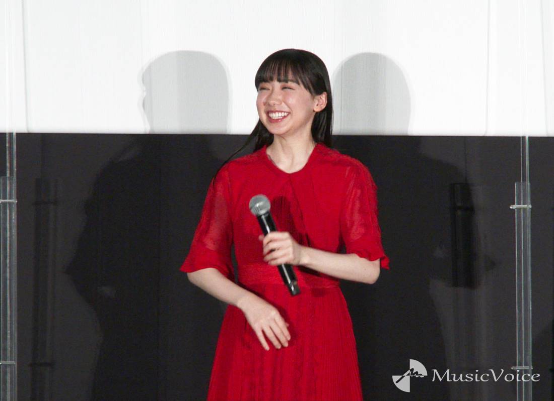 芦田愛菜、憧れの作家・辻村深月を横に緊張で噛む「珍しいですね」