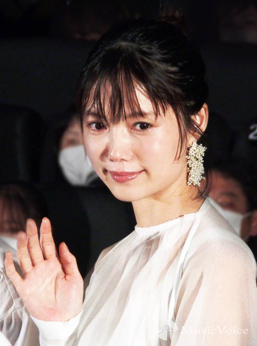 宮崎あおい、透明感　シースルートップスで大人の装い