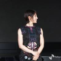 土屋太鳳、ショートヘア姿で登壇　ギャルピースも披露