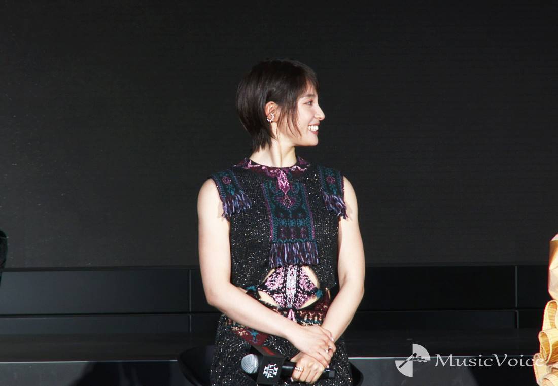 土屋太鳳、ショートヘア姿で登壇　ギャルピースも披露