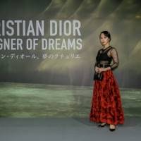 吉岡里帆、シースルードレスで胸元大胆に　ローズスカートでエレガントに