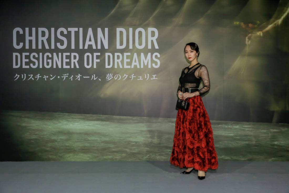 吉岡里帆、シースルードレスで胸元大胆に　ローズスカートでエレガントに