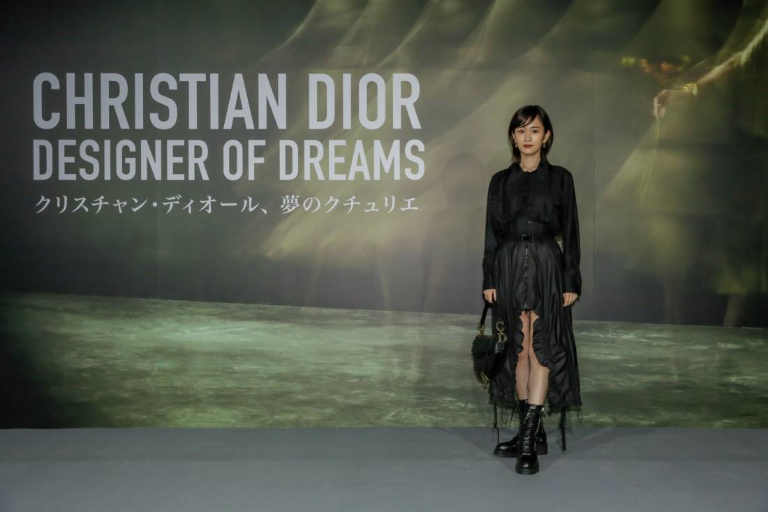 前田敦子、ロングテールドレスで美太ももチラ見せ　オールブラックコーデ
