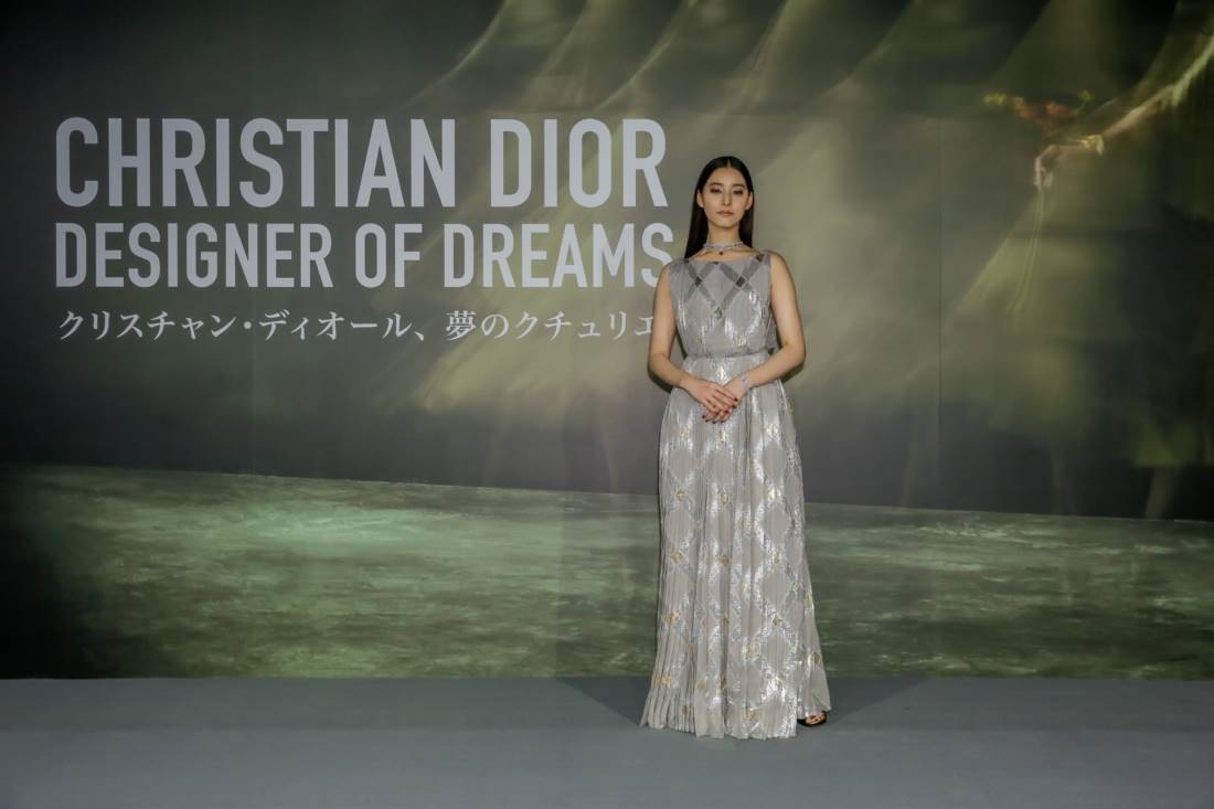 新木優子、わき腹ざっくり大胆肌見せ　体のライン美しく引き立たせるドレス