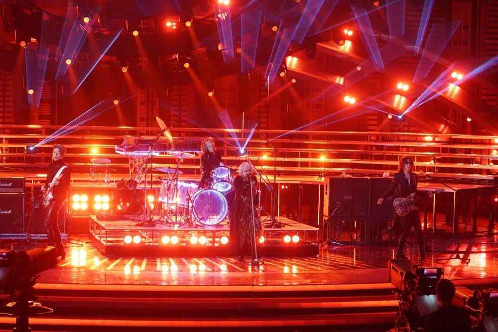 THE LAST ROCKSTARS、世界初パフォーマンス「今の音楽に足りないものを見せてくれた」：紅白