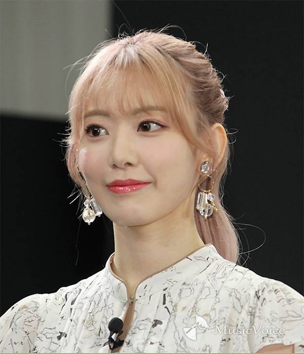 LE SSERAFIM・SAKURA、美太もも披露　ミニスカ＆ルーズソックス風コーデが反響「尊い」