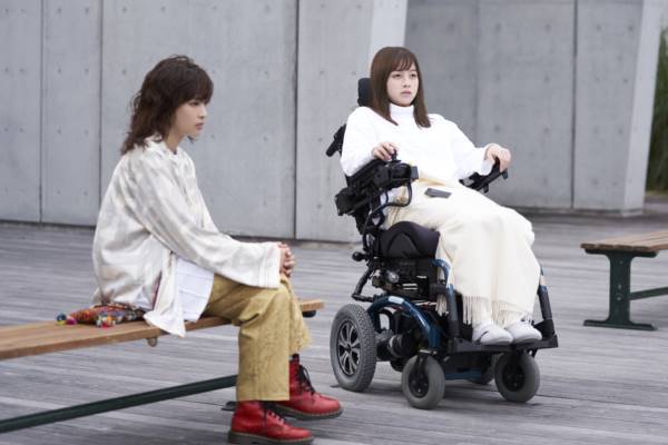 橋本環奈『ネメシス』カムバック、車椅子姿で　広瀬すずと芝居合戦再び