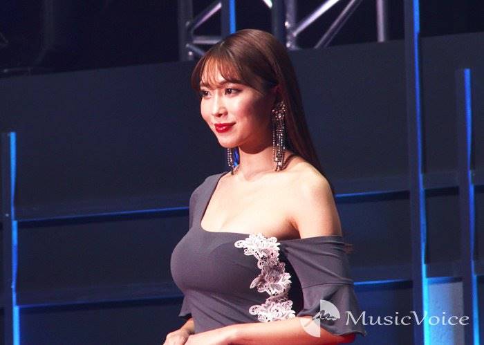 森咲智美、大胆胸元　ウエディングドレスに「最高に素敵」
