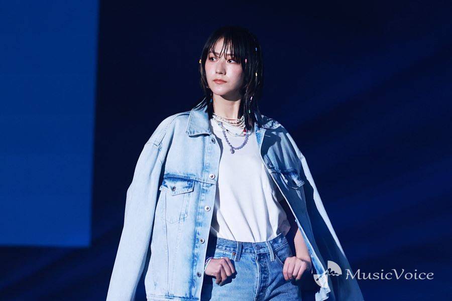 櫻坂46土生瑞穂、王道デニムコーデ　クールにランウェイ