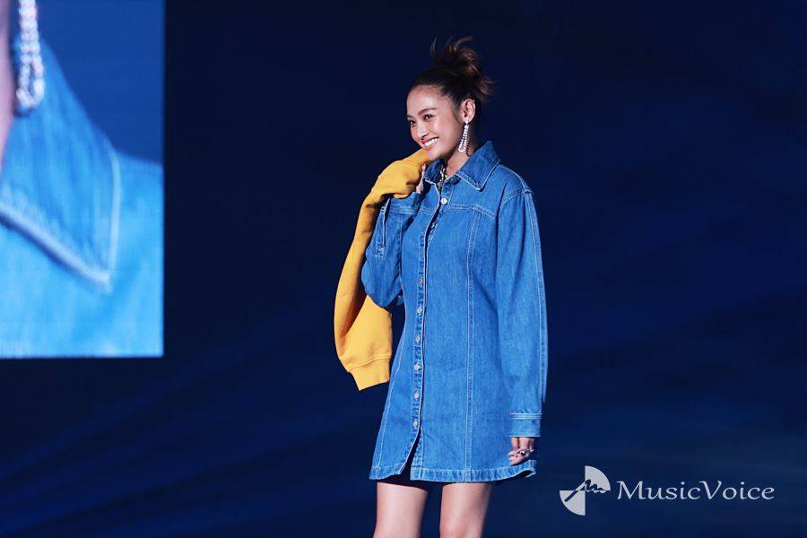 香川沙耶、ロングシャツから圧倒的美脚　10頭身の美スタイル