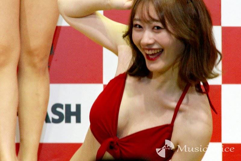 「ミスFLASH」新旧ポージング対決