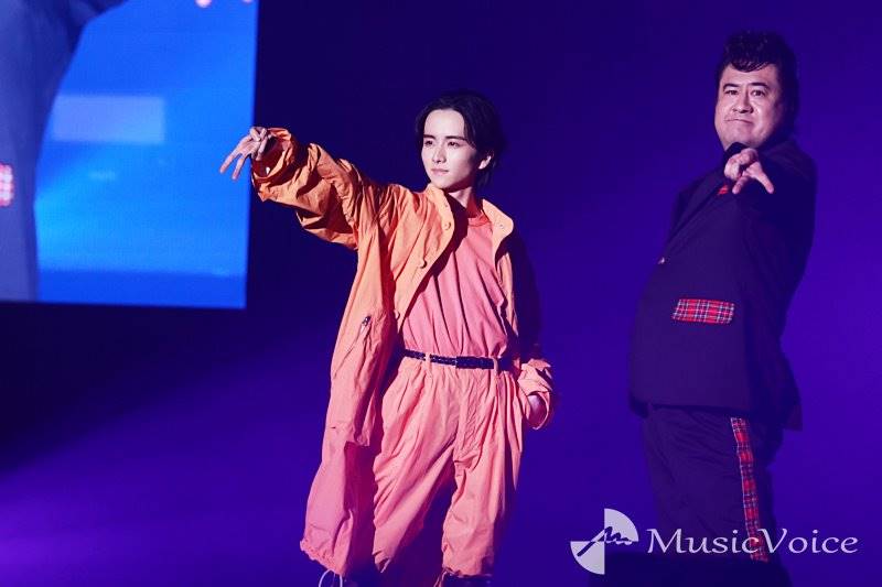 板垣李光人＆小手伸也、ランウェイでギャルピース！「緊張しかなかった」