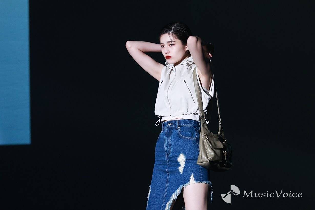 アリアナさくら、深いスリットスカートで圧倒的美脚