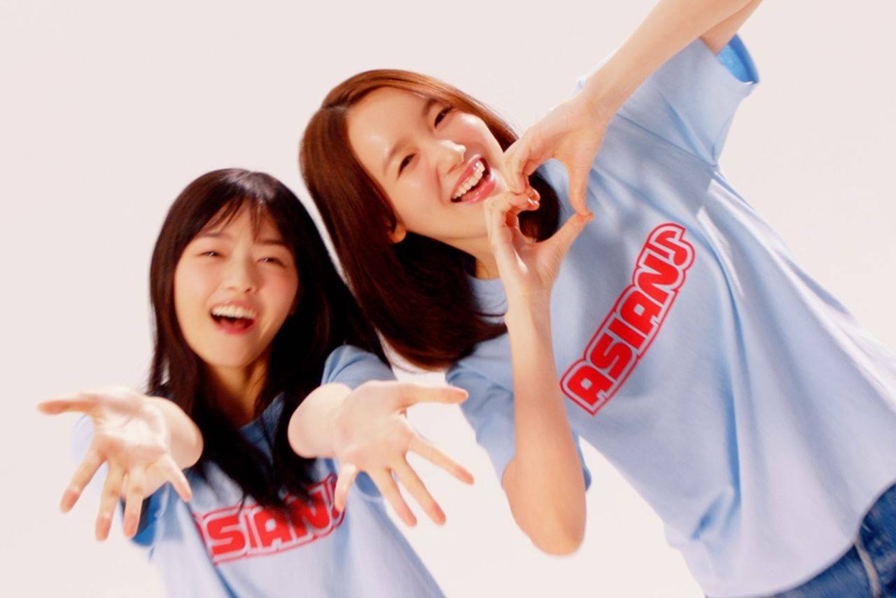 西野七瀬×飯豊まりえ、仲良しの２人がデュオ結成　「アジアのジューシー」歌う