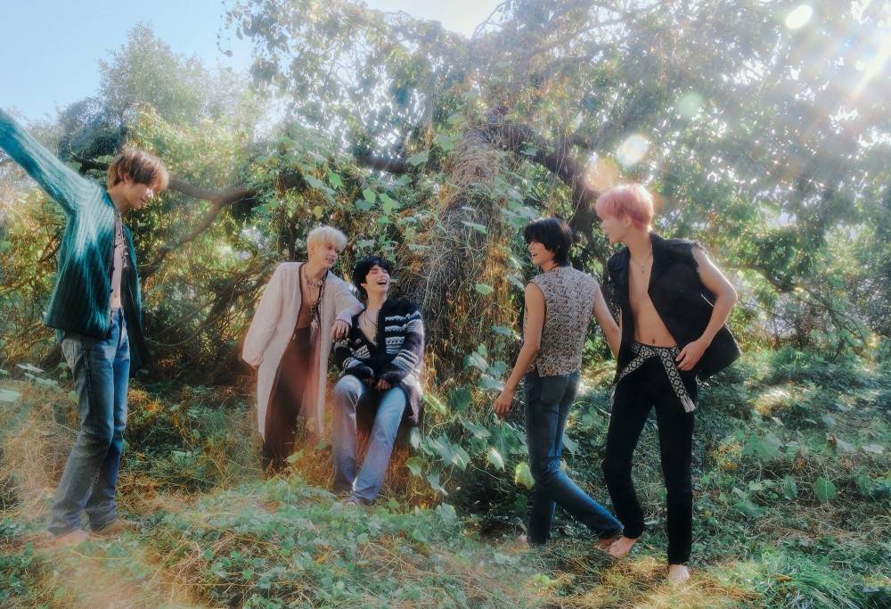 TOMORROW X TOGETHER、新アルバム初のコンセプトフォトとなるDaydreamバージョン公開