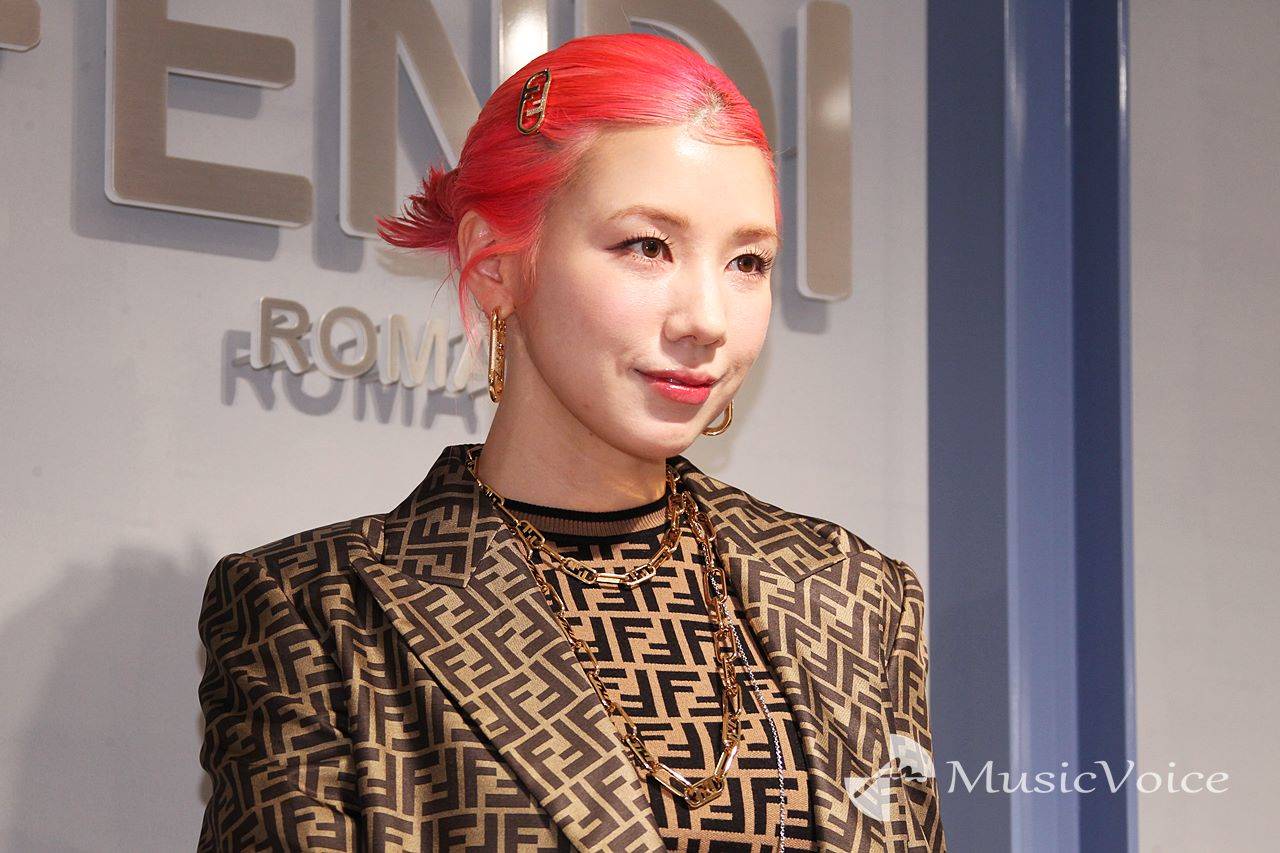 仲里依紗、ピンクヘアにマッチしたコーデ「たまたま染めたら」